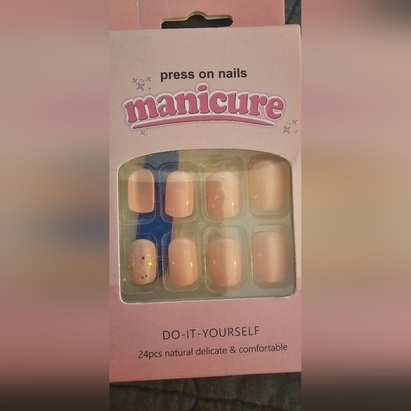 5 Sets of Fake Nails Variety - Picture 4 of 6